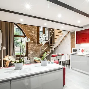 https://industrial-loft-venice-rr.hotelslidodijesolo.com